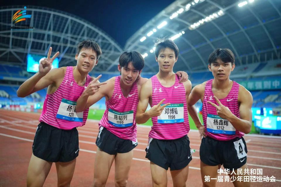 女子, 在首个比赛